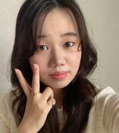 大学名：神戸女子大学
出身地：兵庫県
ニックネーム：ゆうか
趣味・特技：カフェ巡り、旅行

入社に向けて一言！：一日でも早く仕事を覚えられるよう頑張りますので、よろしくお願いします。